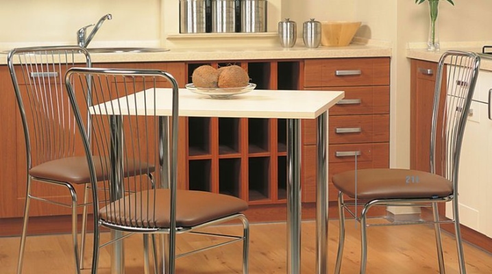  Καρέκλες σε μεταλλικό πλαίσιο για την κουζίνα