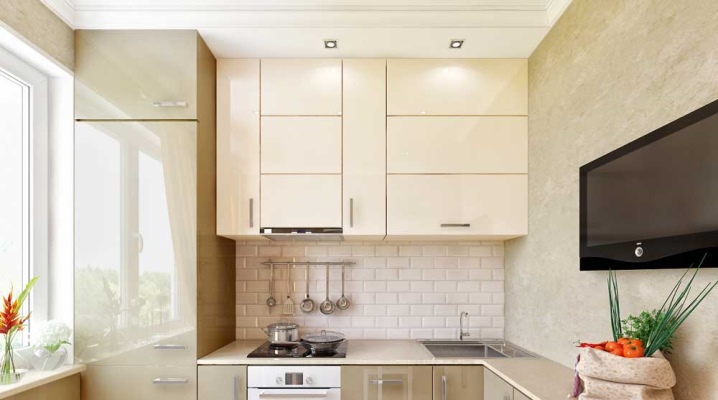  Designa ett litet kök med 7 kvadratmeter. m med kylskåp
