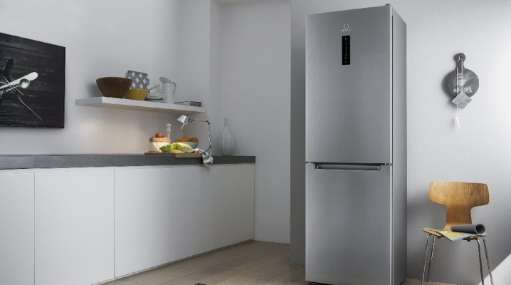  Indesit kylskåp med två avdelningar