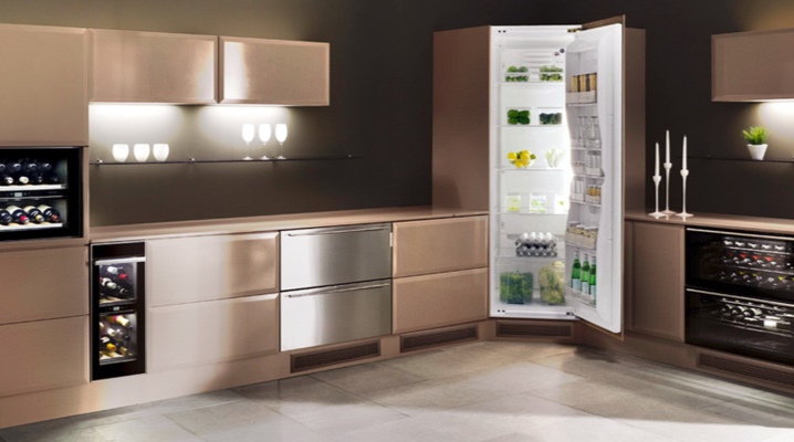  Design bucătării colțuri de diferite dimensiuni cu un frigider