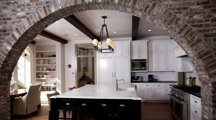  Arches to the kitchen instead of doors