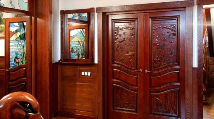  Carved doors