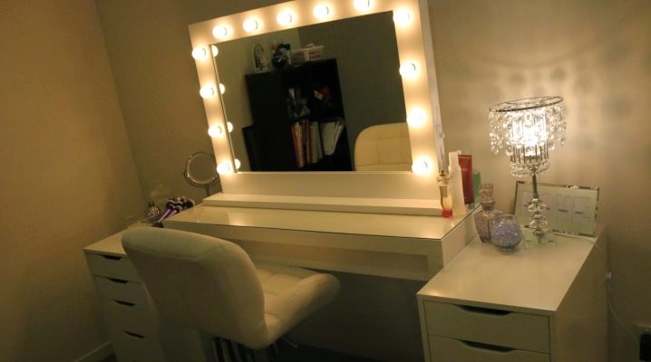 �Mesas de maquillaje con espejo y luz.