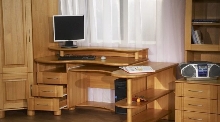  Meja komputer diperbuat daripada kayu