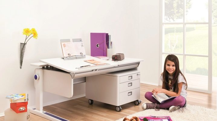 Desk with shelves - a practical solution for the student