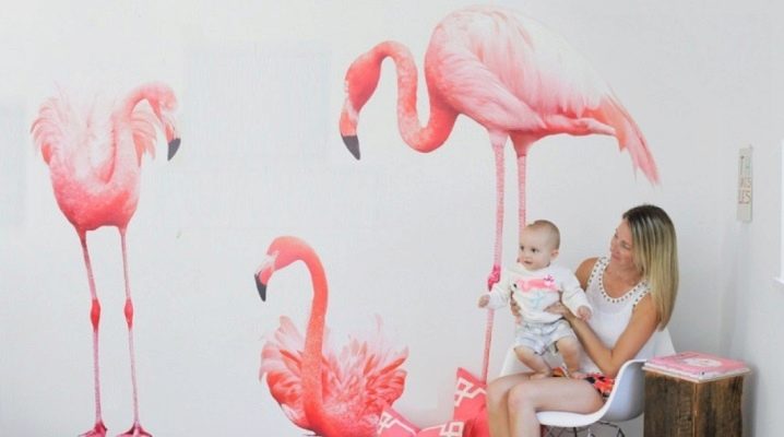  Unusual wallpaper with flamingos in the interior