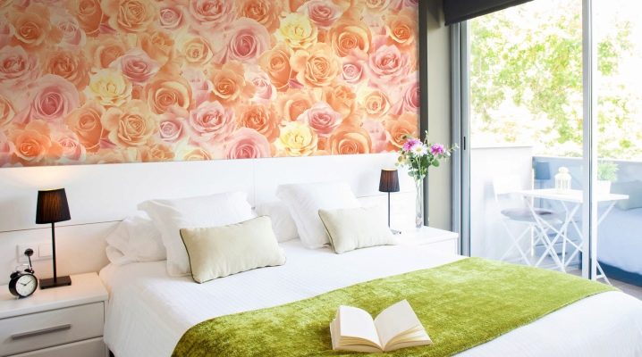 Wallpaper with roses in the interior of the room