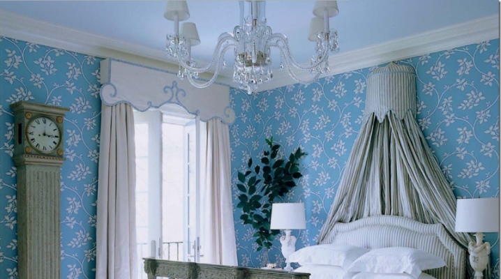  We select the curtains to the blue wallpaper: stylish solutions in the interior