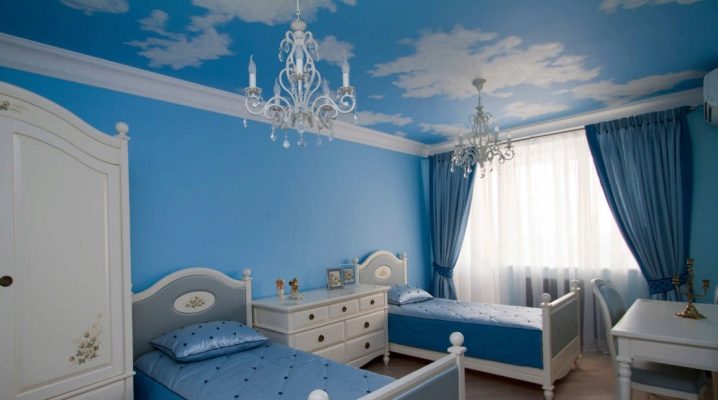  Apakah wallpaper berwarna plus biru di dalam bilik?
