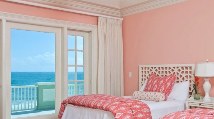  Papier peint rose vif et rideaux blancs: les subtilités de la combinaison pour un intérieur parfait
