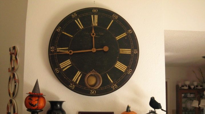  Didelis sieninis laikrodis: originalūs modeliai gyvenamojo kambario viduje