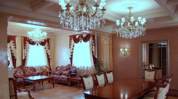 Candelier untuk ruang tamu dengan gaya klasik: idea-idea cantik di pedalaman