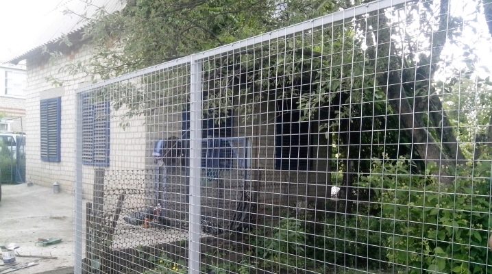  Hegesztett horganyzott háló a kerítéshez: az előnyök és hátrányok