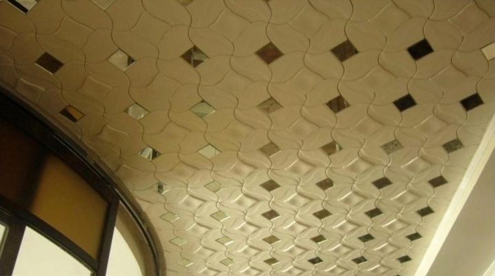  Azulejos de techo sin costura: características de elección