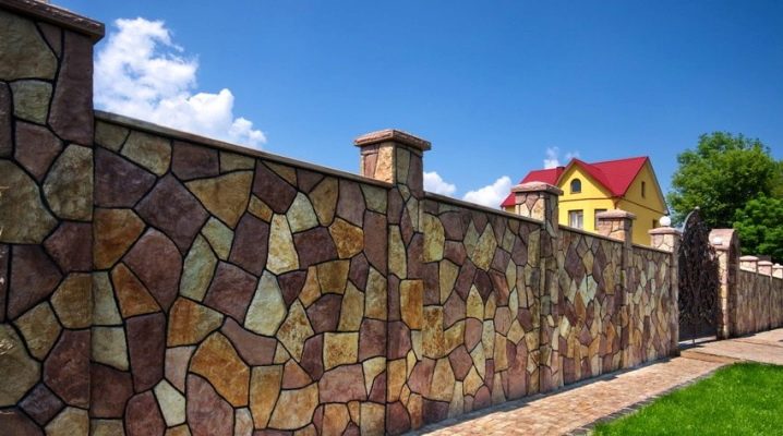  Dekorativní betonový plot: krásné příklady v krajinářském designu