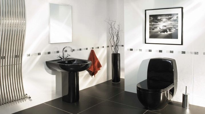  Juodos tualetinės talpos: modernios dizaino tendencijos