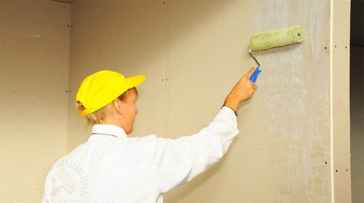 Hur man primerar väggarna innan du klämmer på tapeter?