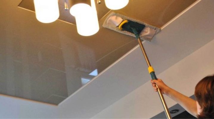  Jak umýt lesklý strop bez skvrn doma?