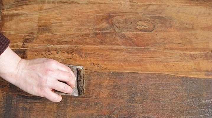  How to remove the varnish from a wooden surface at home?