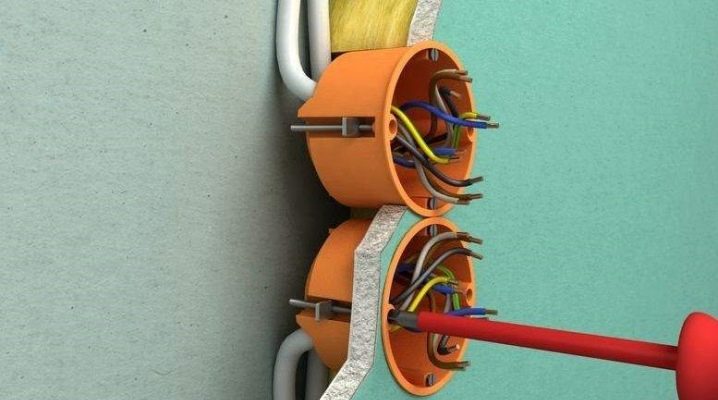  Meletakkan kabel di drywall: ciri, pesanan kerja