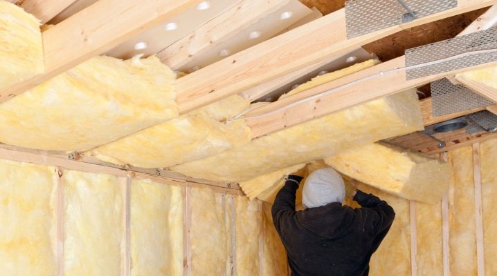  Sự tinh tế của lớp cách nhiệt của trần nhà trong một ngôi nhà riêng từ bên trong