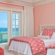  Světle růžové tapety a bílé záclony: jemnosti kombinace pro dokonalý interiér