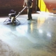  Een betonnen vloer slijpen: methoden en noodzakelijke hulpmiddelen