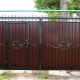  Gate from a professional flooring with forging elements: the practical and beautiful decision