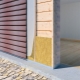  Características da escolha de isolamento ao ar livre para as paredes da casa sob o tapume